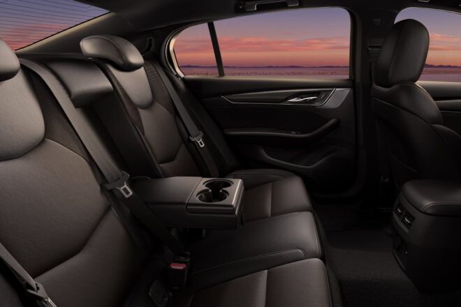 キャデラック、主力セダン『CT5』を刷新。新たなデザイン言語と33インチLEDタッチスクリーンを採用