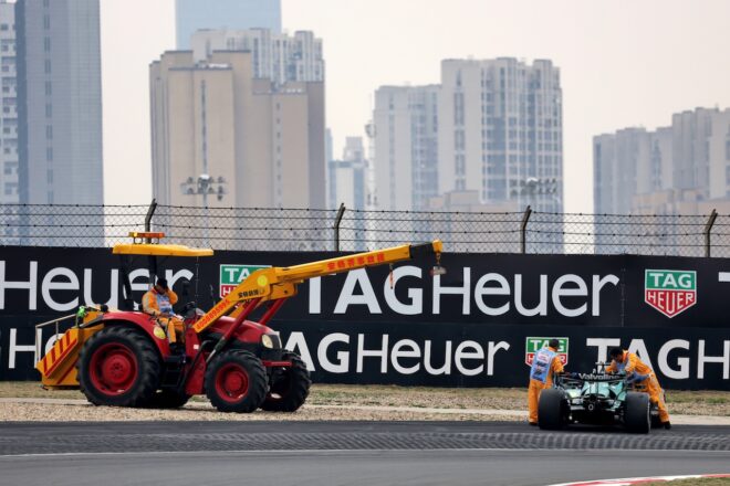 ランス・ストロールのリタイア車両を回収するマーシャル