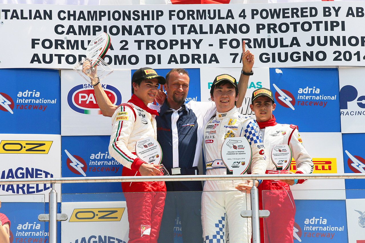 2014年イタリアF4第1戦アドリア レース2を制した笹原右京（ユーロノヴァ・レーシング・バイ・フォーテック）、左が2位のランス・ストロール（プレマ・パワーチーム）