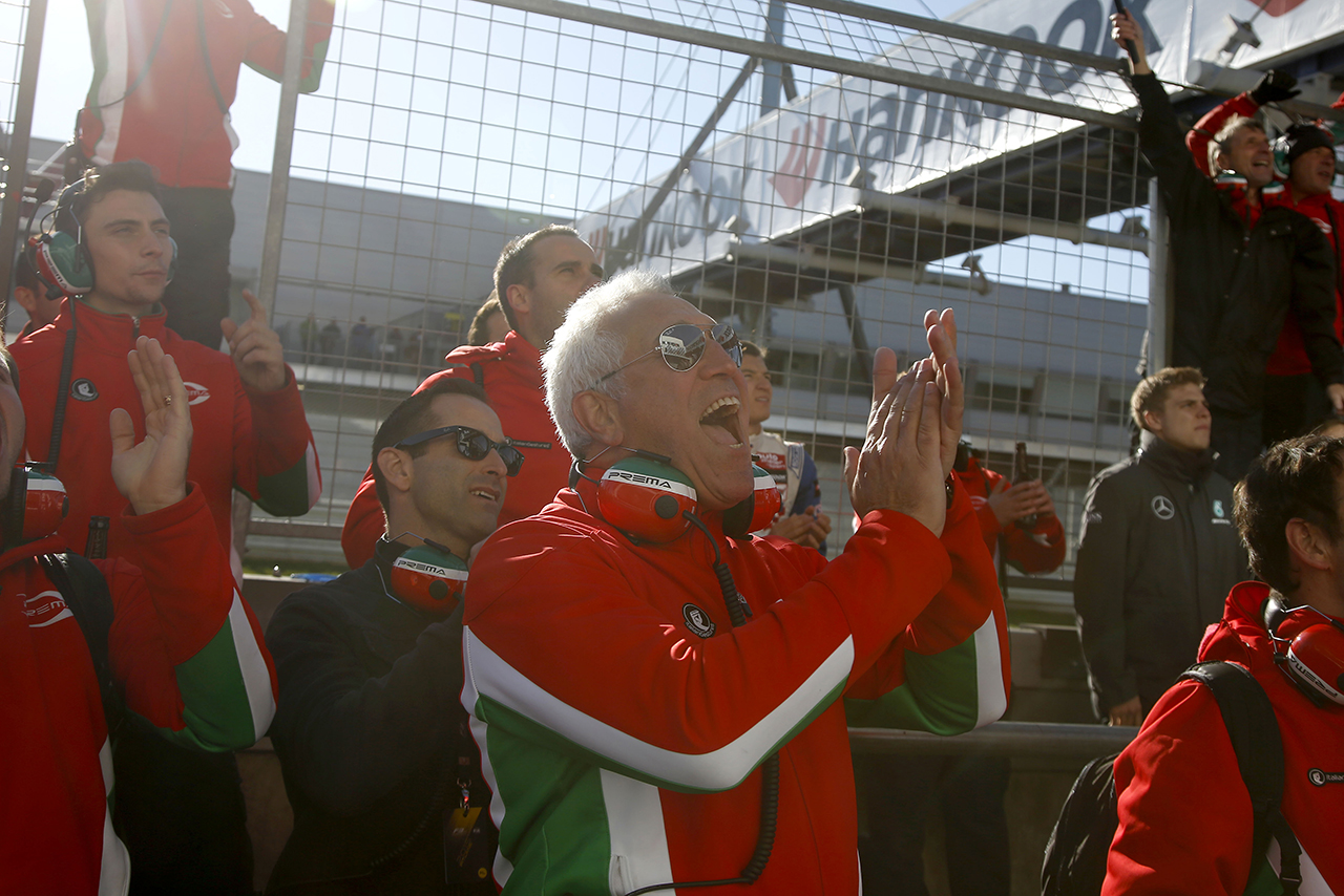 プレマ・パワーチームのオーナーとしてチームウェアを着用し、息子ランスの優勝を喜ぶローレンス・ストロール