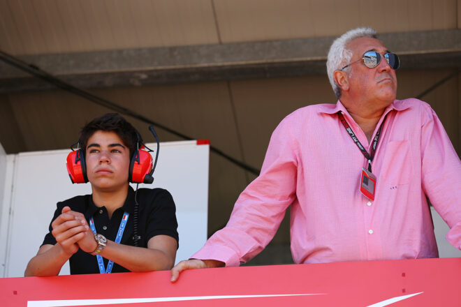 2023年F1モナコGPを観戦するランス・ストロールとローレンス・ストロール。当時は『ファッション界の大物と息子』という扱いだった