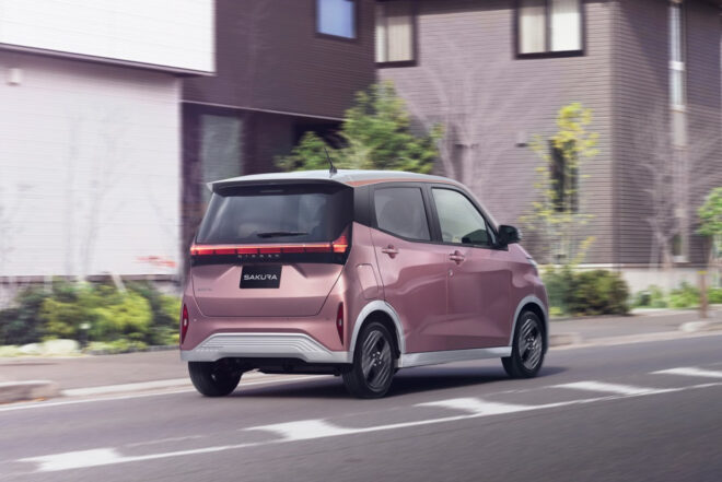 ニッサンが軽EV『サクラ』をマイナーチェンジ。機能向上に加えカラードグリル採用の新意匠に