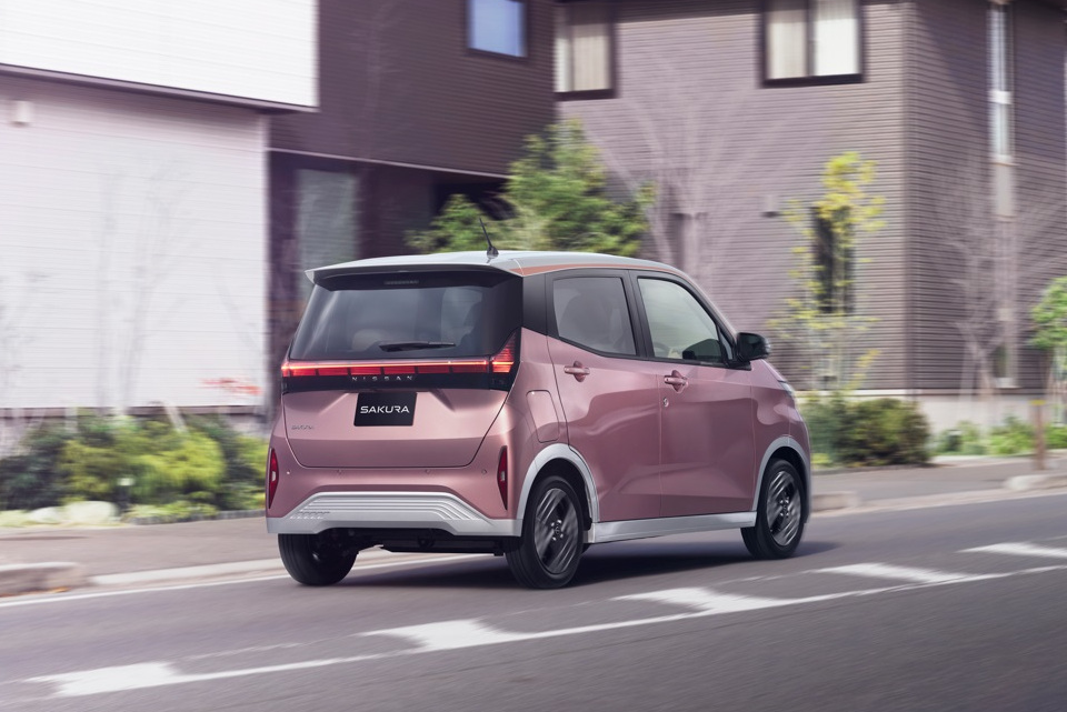 ニッサンが軽EV『サクラ』をマイナーチェンジ。機能向上に加えカラードグリル採用の新意匠に
