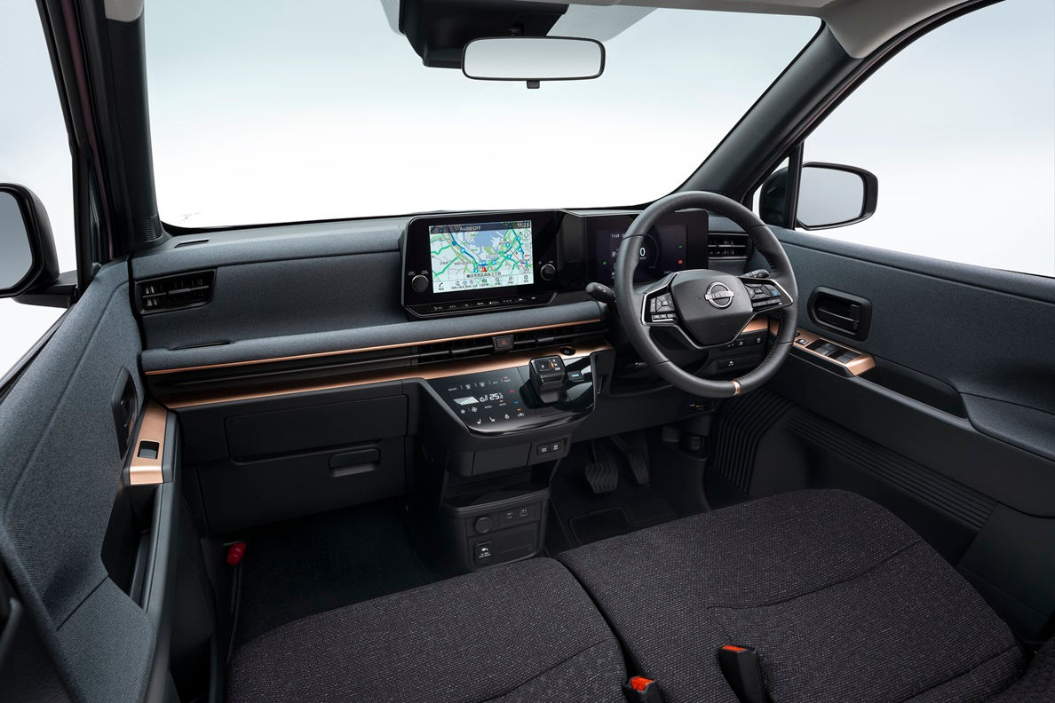 ニッサンが軽EV『サクラ』をマイナーチェンジ。機能向上に加えカラードグリル採用の新意匠に