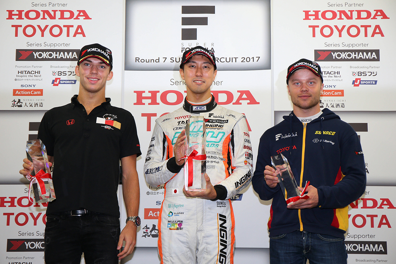 選手権王者の石浦宏明（P.MU／CERUMO・INGING）、選手権2位 ピエール・ガスリー（TEAM 無限）、選手権3位フェリックス・ローゼンクビスト（SUNOCO TEAM LEMANS）／2017年全日本スーパーフォーミュラ選手権最終戦鈴鹿
