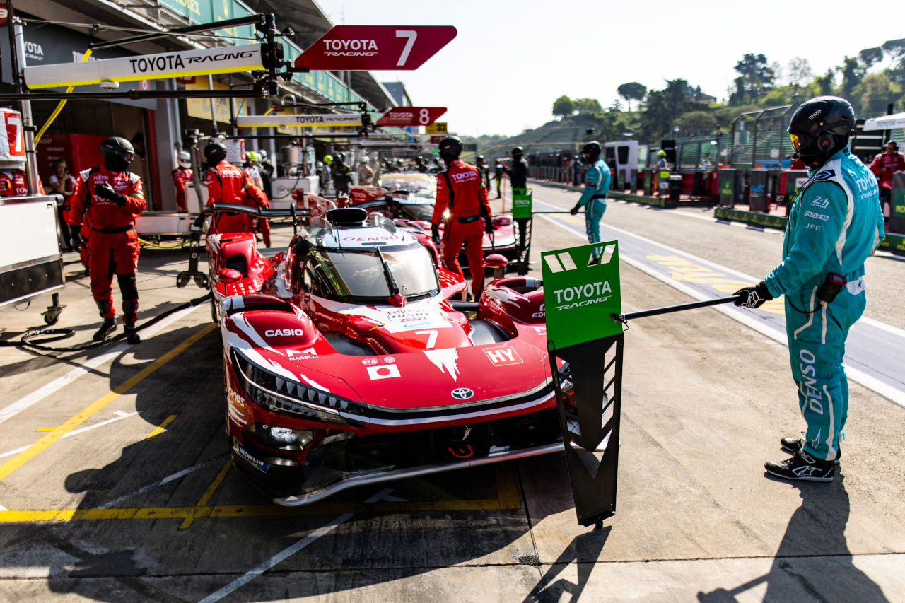 1秒以内に6車種、計10台。好調フェラーリ勢が1-2-3で改良型トヨタは7番手【WEC第1戦イモラFP1レポート】