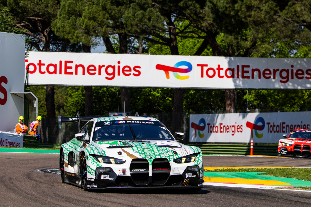 トヨタの改良型マシン『TR010ハイブリッド』がデビューウイン。チームワークでフェラーリを下し節目の50勝達成【WEC第1戦イモラ決勝レポート】