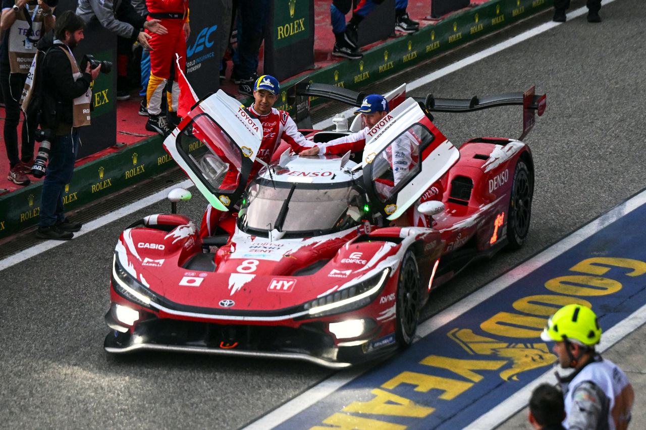 トヨタの改良型マシン『TR010ハイブリッド』がデビューウイン。チームワークでフェラーリを下し節目の50勝達成【WEC第1戦イモラ／後半レポート】