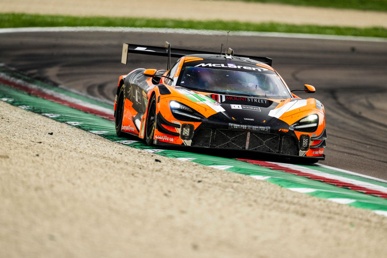 トヨタの改良型マシン『TR010ハイブリッド』がデビューウイン。チームワークでフェラーリを下し節目の50勝達成【WEC第1戦イモラ決勝レポート】