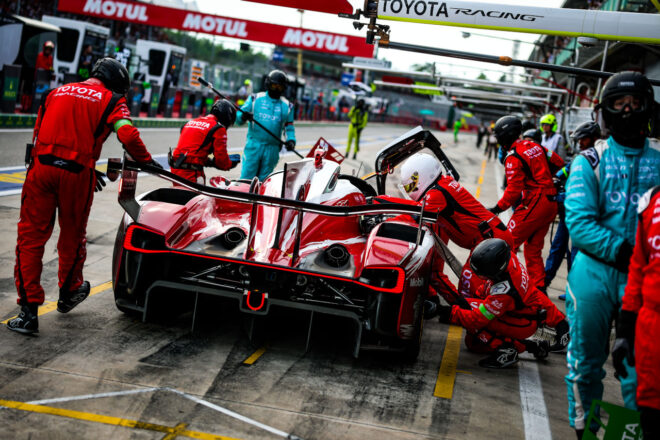 トヨタの改良型マシン『TR010ハイブリッド』がデビューウイン。チームワークでフェラーリを下し節目の50勝達成【WEC第1戦イモラ決勝レポート】