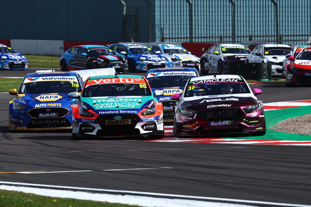 史上初の予選ヒートで新型メルセデスA35が歴史的勝利。決勝レース1も新型アウディが制覇／BTCC開幕戦