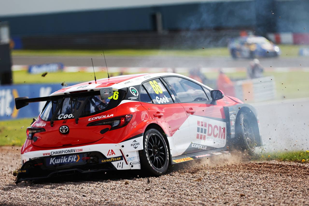 史上初の予選ヒートで新型メルセデスA35が歴史的勝利。決勝レース1も新型アウディが制覇／BTCC開幕戦