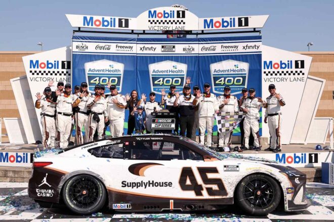 タイラー・レディックの“魔法”は継続。終盤の接触やトラブルの逆境も乗り越え今季5勝目／NASCAR第9戦