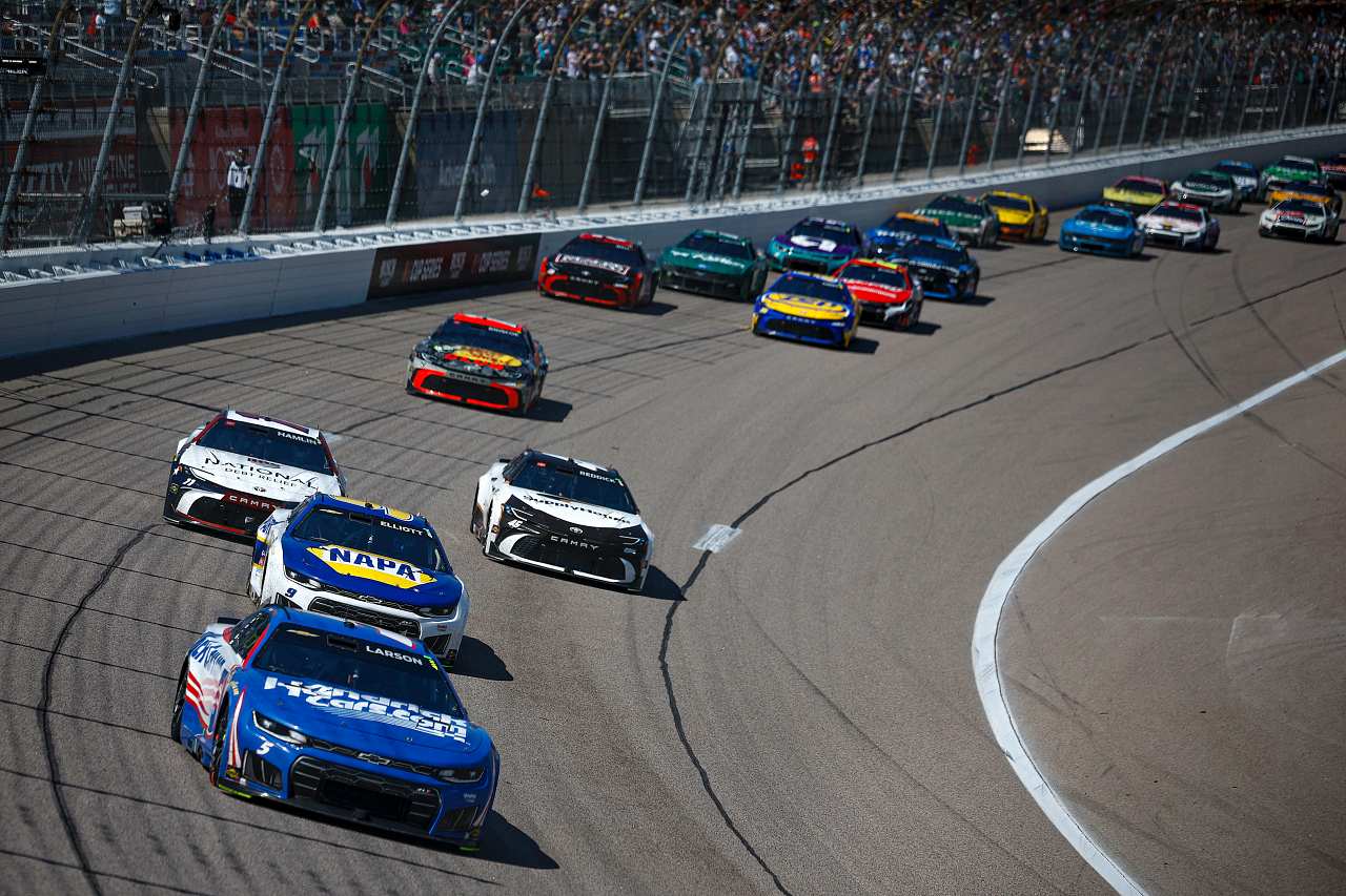 タイラー・レディックの“魔法”は継続。終盤の接触やトラブルの逆境も乗り越え今季5勝目／NASCAR第9戦