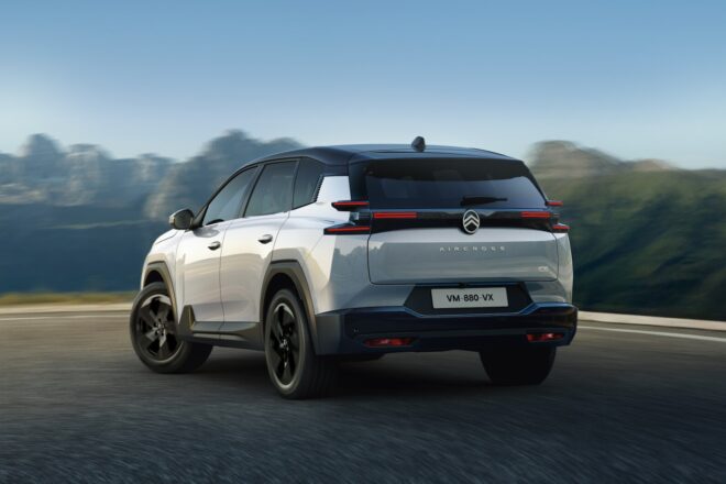 シトロエン、新たな旗艦『C5 AIRCROSS』が上陸。最新の“ウォーターフォールスクリーン”を搭載