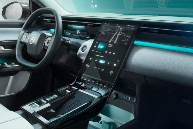 シトロエン、新たな旗艦『C5 AIRCROSS』が上陸。最新の“ウォーターフォールスクリーン”を搭載