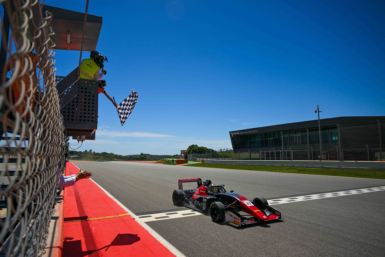 2026年ユーロフォーミュラ・オープン第1戦ポルティマオ　レース1でトップチェッカーを受けたルイヘン・イェー（チーム・モトパーク）