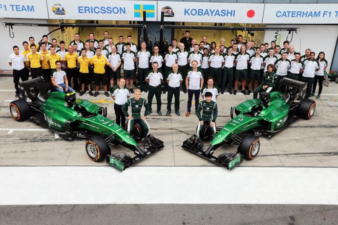 ケータハムF1チームの集合写真