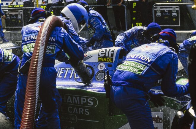 ヨス・フェルスタッペン車（ベネトン）への給油