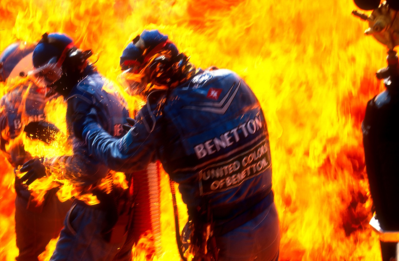 ヨス・フェルスタッペン（ベネトン）のピットストップ時に火災