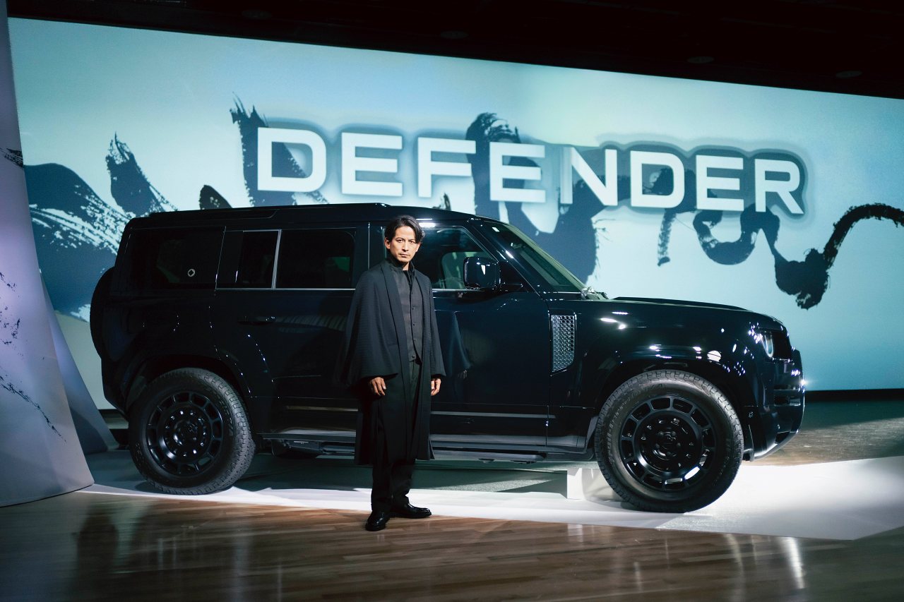 ディフェンダー、岡田准一をアンバサダーに起用。高輪では世界感を体現したポップアップも期間限定開催