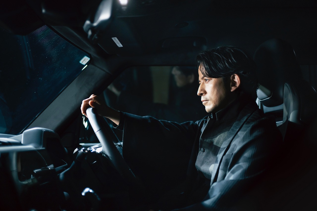 ディフェンダー、岡田准一をアンバサダーに起用。高輪では世界感を体現したポップアップも期間限定開催