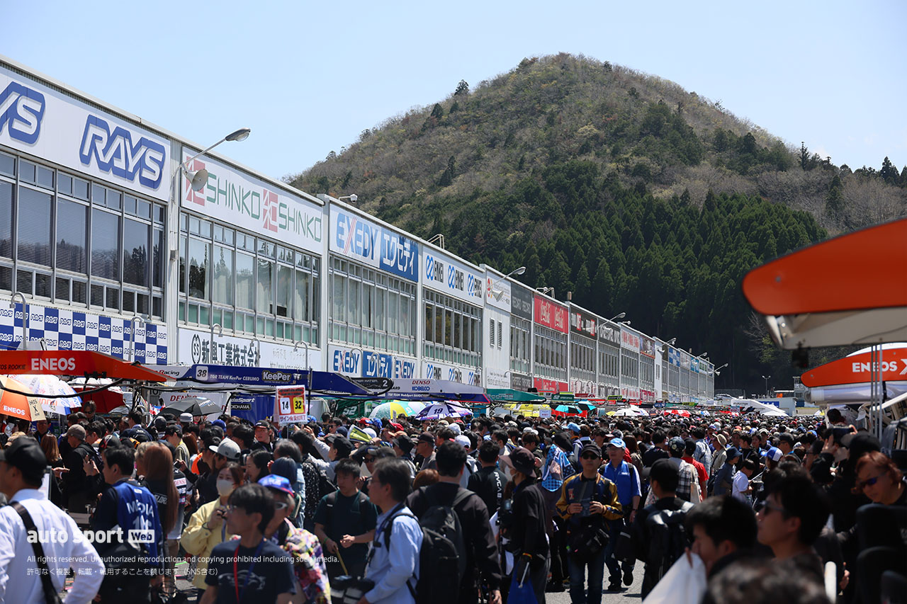 クビアトの新ヘルメットのこだわりは。ARTA PRELUDEを修復したメカニックの気骨ある意見／スーパーGTサーキット便り第1戦