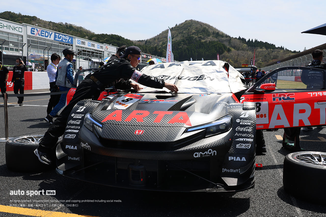クビアトの新ヘルメットのこだわりは。ARTA PRELUDEを修復したメカニックの気骨ある意見／スーパーGTサーキット便り第1戦