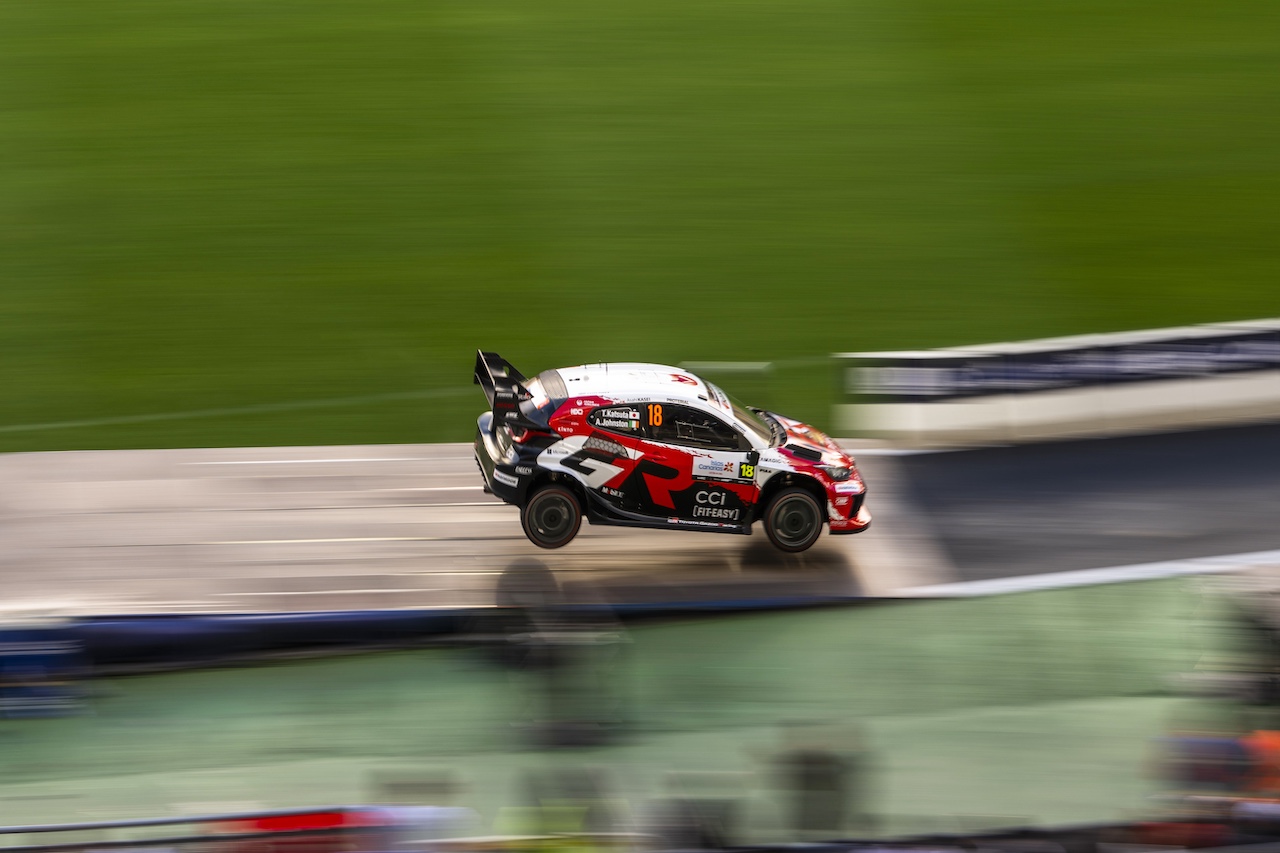 カナリアス開幕。勝田貴元がスタジアムSSを制し首位発進。初日はトヨタがワンツー【デイ1レポート】