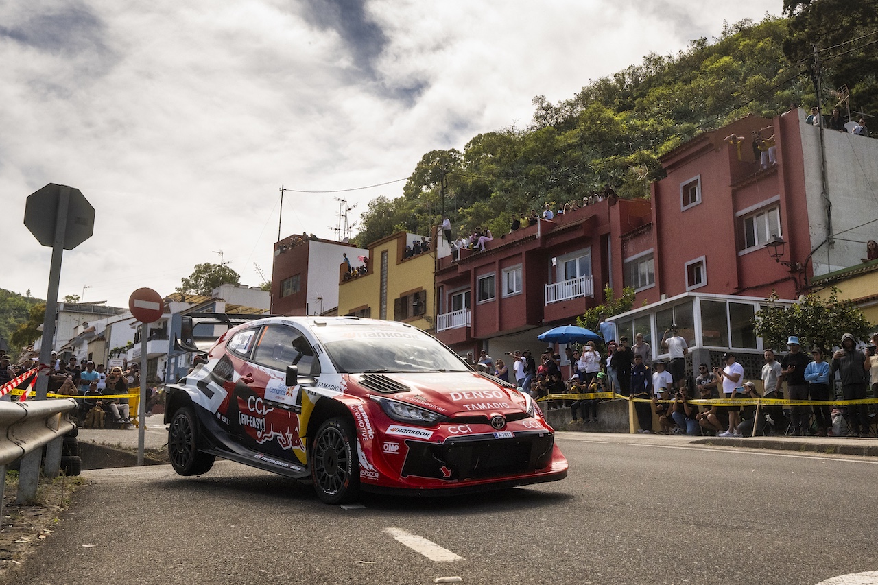 違法駐車によるSSキャンセルから波乱の幕開け。オジエが経験値を見せ首位奪取【デイ2レポート】