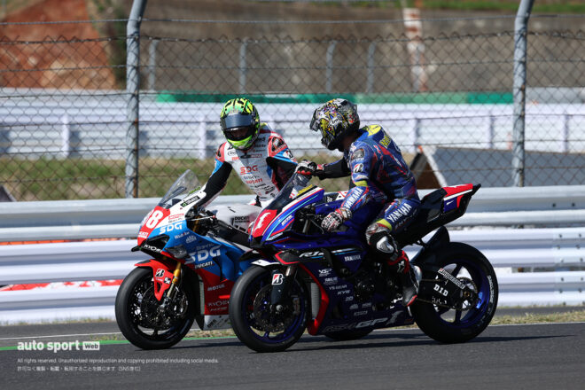 勝利を讃えあう水野涼と中須賀克行／2026全日本ロード第2戦SUGO JSB1000 レース1