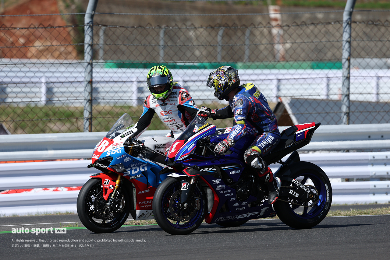 勝利を讃えあう水野涼と中須賀克行／2026全日本ロード第2戦SUGO JSB1000 レース1