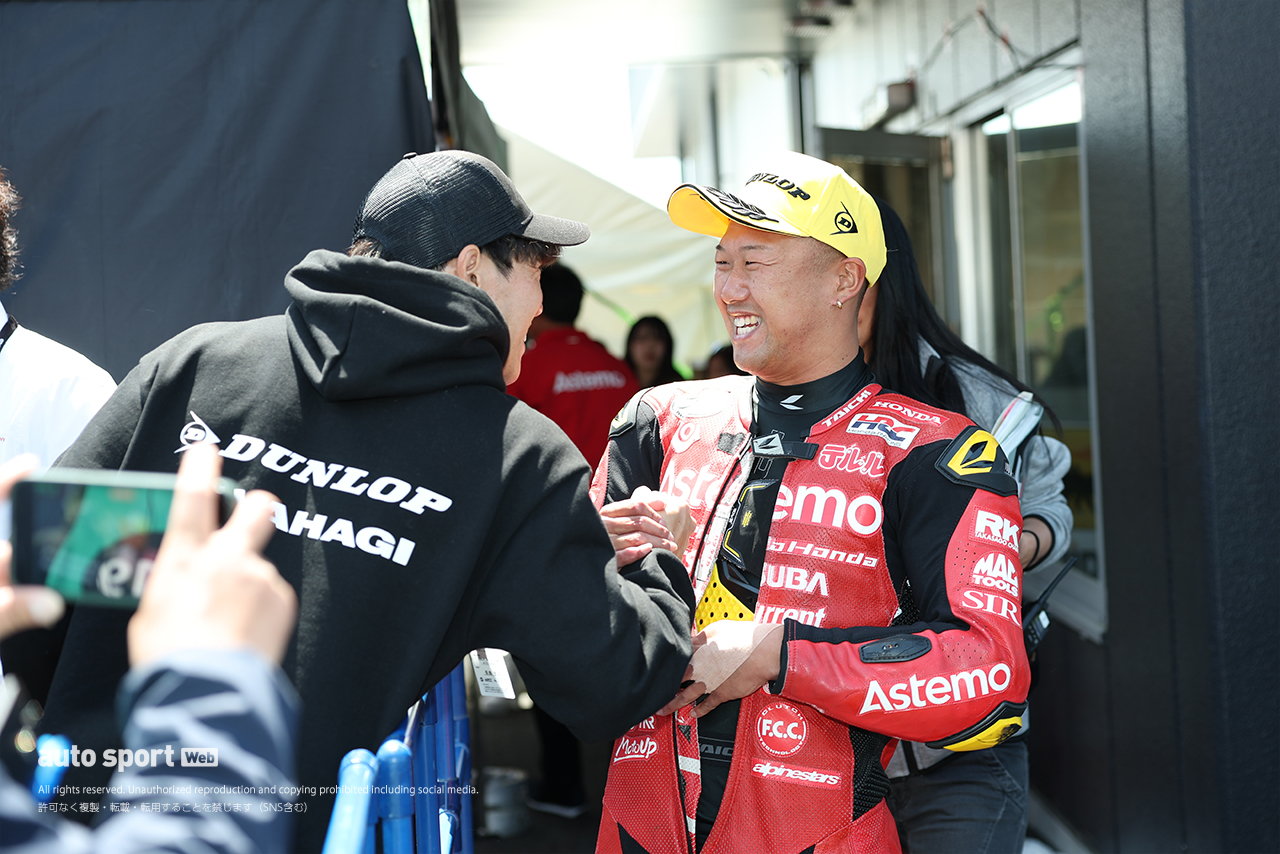 羽田太河（Astemo Pro Honda S I Racing）の元に祝福に訪れた長島哲太／2026全日本ロード第2戦SUGO ST1000 決勝
