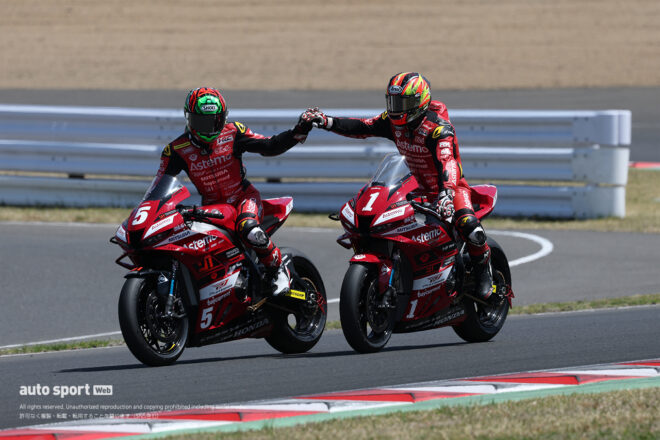 勝利を称え合う羽田太河（Astemo Pro Honda S I Racing）と荒川晃大（Astemo Pro Honda SIRacing）／2026全日本ロード第2戦SUGO ST1000 決勝