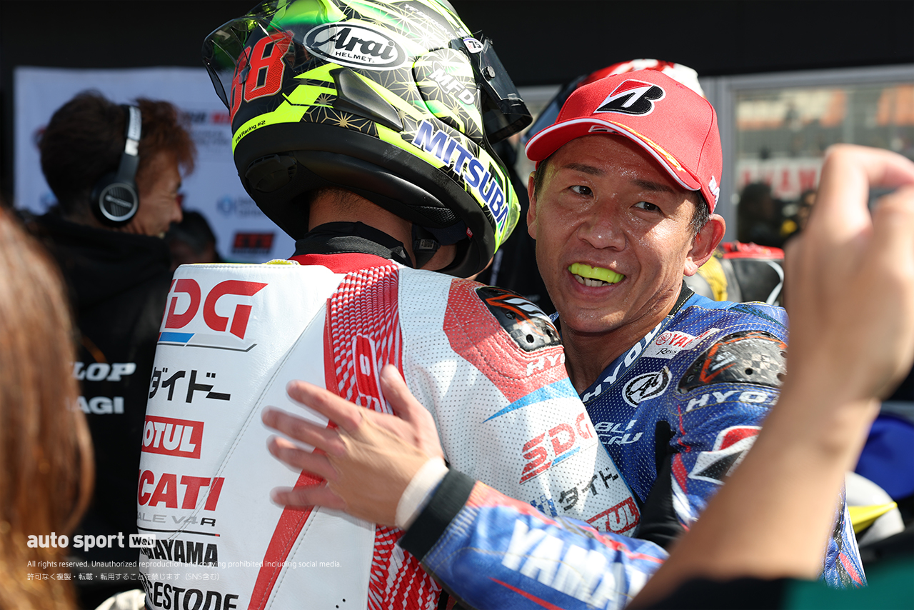 レース終了後に抱き合う水野涼と中須賀克行／2026全日本ロード第2戦SUGO JSB1000 レース2