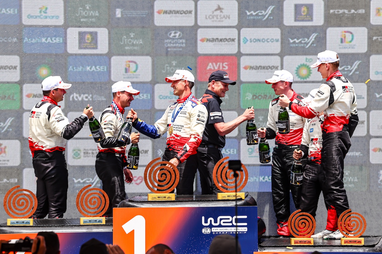 お互いの検討を称え合うTOYOTA GAZOO Racingワールドラリーチームのメンバー