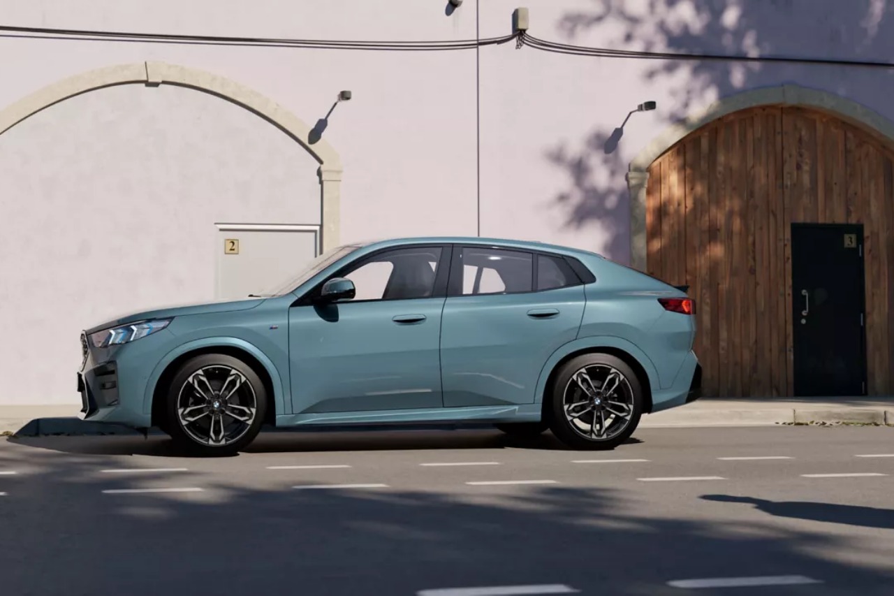 BMW、コンパクトSAC『X2』にガソリン仕様の2輪駆動モデル“sDrive20i”を追加設定。48VのMHEVも搭載