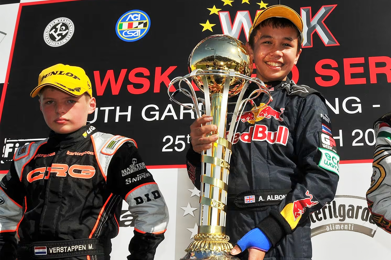 2010年のアレクサンダー・アルボン（当時はイギリスのスポーツ国籍を使用）。隣はマックス・フェルスタッペン