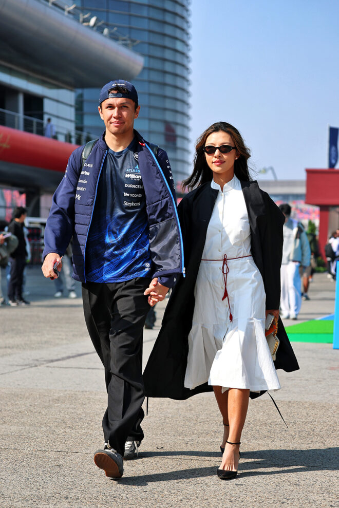 アレクサンダー・アルボン（ウイリアムズ）と婚約者のリリー・ムニ・ヒー