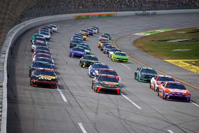 接触の連鎖反応で半数26台が絡む混沌を経て、カーソン・ホセヴァーが待望の初優勝／NASCAR第10戦