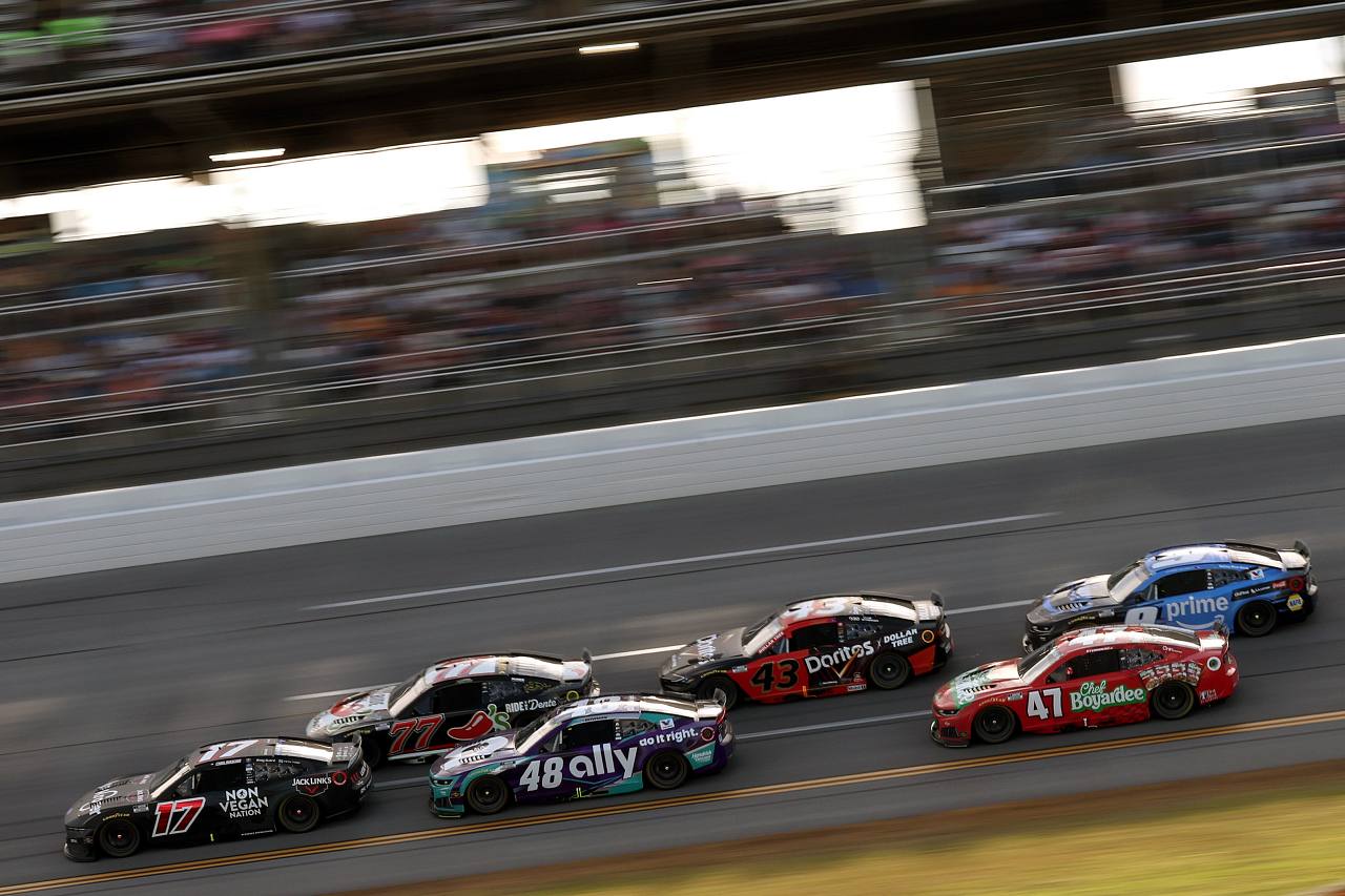 接触の連鎖反応で半数26台が絡む混沌を経て、カーソン・ホセヴァーが待望の初優勝／NASCAR第10戦