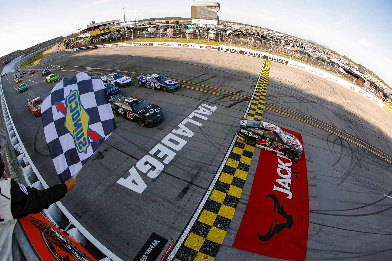 接触の連鎖反応で半数26台が絡む混沌を経て、カーソン・ホセヴァーが待望の初優勝／NASCAR第10戦