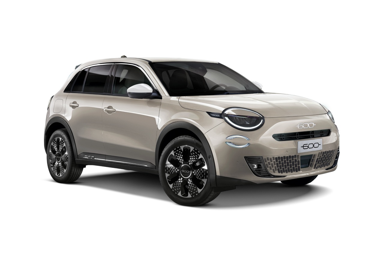 フィアット、最新コンパクトSUV『600ハイブリッド』にホワイトアクセントの限定車“カフェラテ”を設定