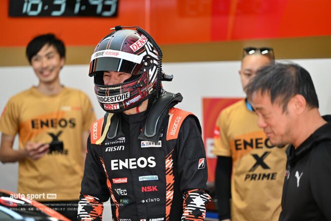 午前中にはROOKIE Racingのオーナーであるモリゾウから、GT300ルーキーだけに初心者マークが渡された。ピエール北川アナウンサーから写真をご提供いただいた。