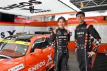 午前中にはROOKIE Racingのオーナーであるモリゾウから、GT300ルーキーだけに初心者マークが渡された。ピエール北川アナウンサーから写真をご提供いただいた。