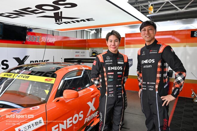 午前中にはROOKIE Racingのオーナーであるモリゾウから、GT300ルーキーだけに初心者マークが渡された。ピエール北川アナウンサーから写真をご提供いただいた。