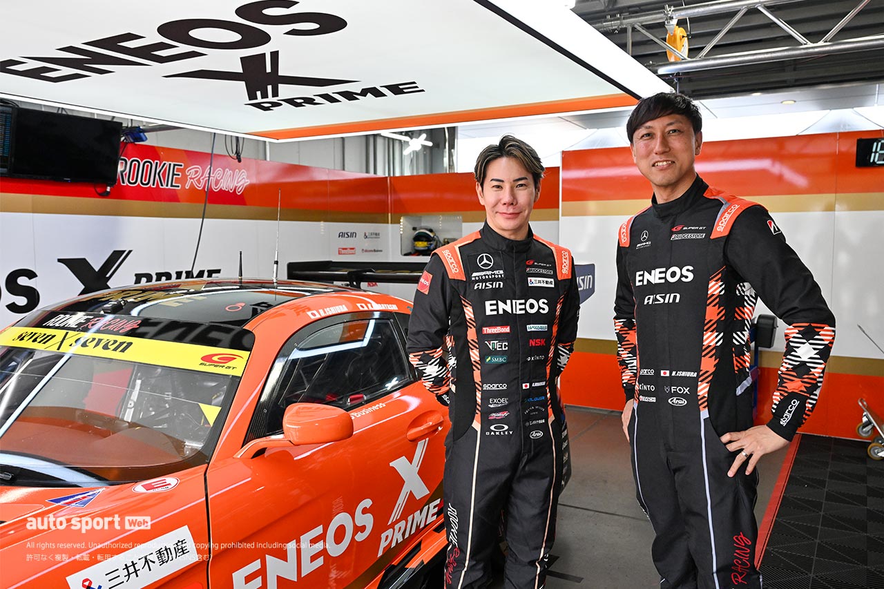 午前中にはROOKIE Racingのオーナーであるモリゾウから、GT300ルーキーだけに初心者マークが渡された。ピエール北川アナウンサーから写真をご提供いただいた。