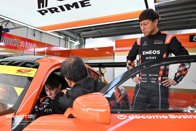 急遽スーパーGT第2戦富士に参戦予定の小林可夢偉「なんと言っても盛り上げたい」。勝手知ったるTEAM ENEOS ROOKIEと笑顔で準備を進める