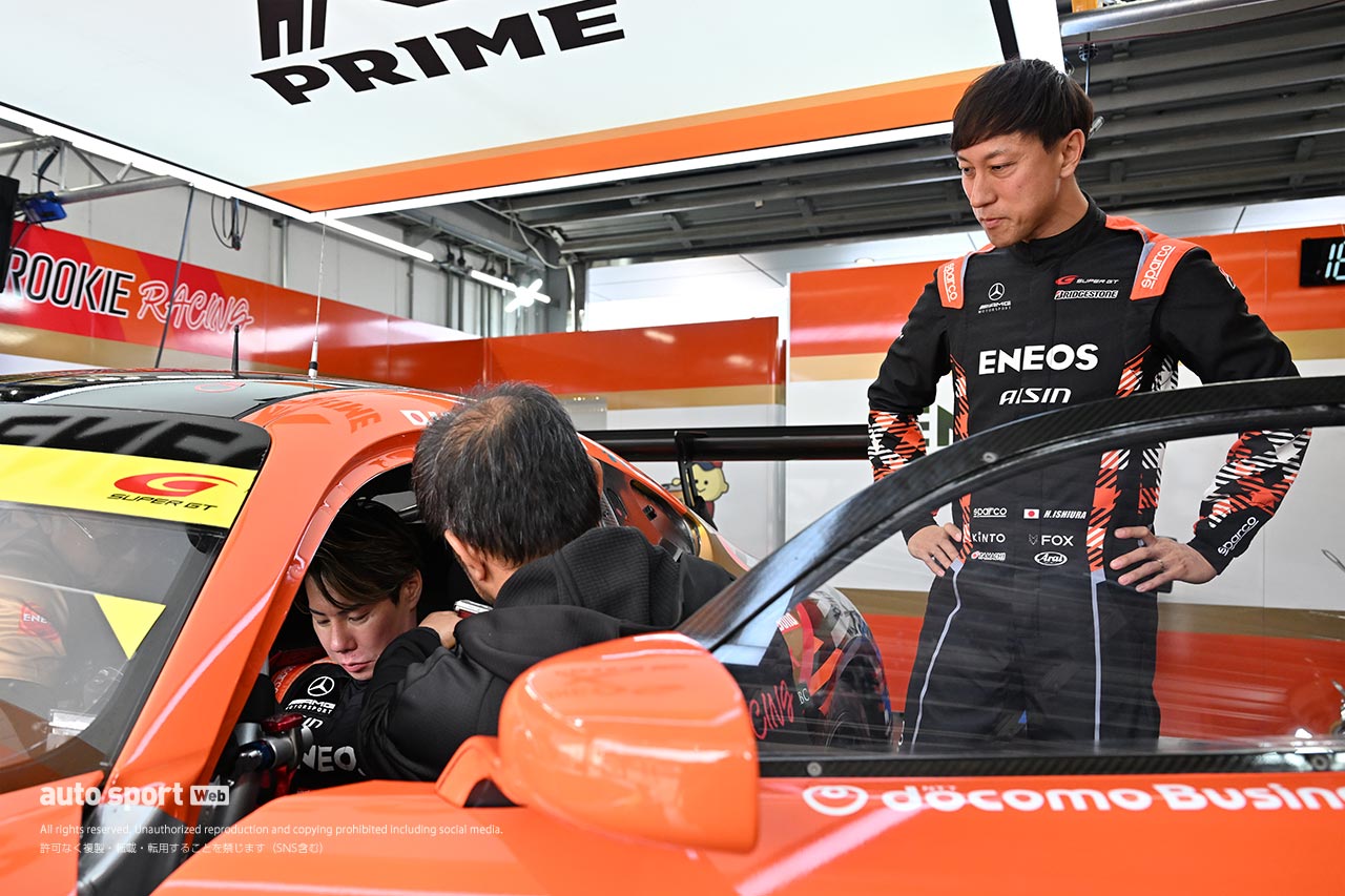 急遽スーパーGT第2戦富士に参戦予定の小林可夢偉「なんと言っても盛り上げたい」。勝手知ったるTEAM ENEOS ROOKIEと笑顔で準備を進める
