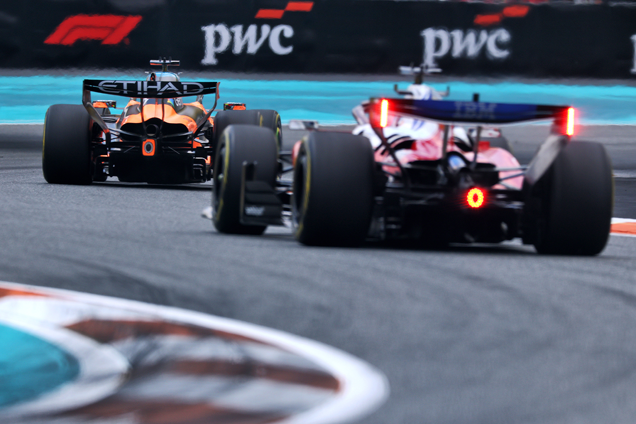 2026年F1第4戦マイアミGPスプリント　オスカー・ピアストリ（マクラーレン）を追うシャルル・ルクレール（フェラーリ）
